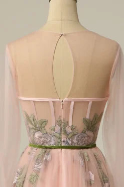 Um vestido de baile de baile de joias de linha leve nu longo com bordado