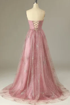 Um vestido de baile de blush de linha com Criss Cross Back