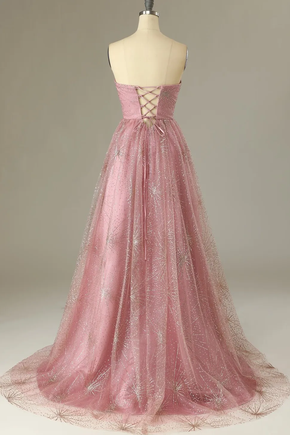 Um vestido de baile de blush de linha com Criss Cross Back