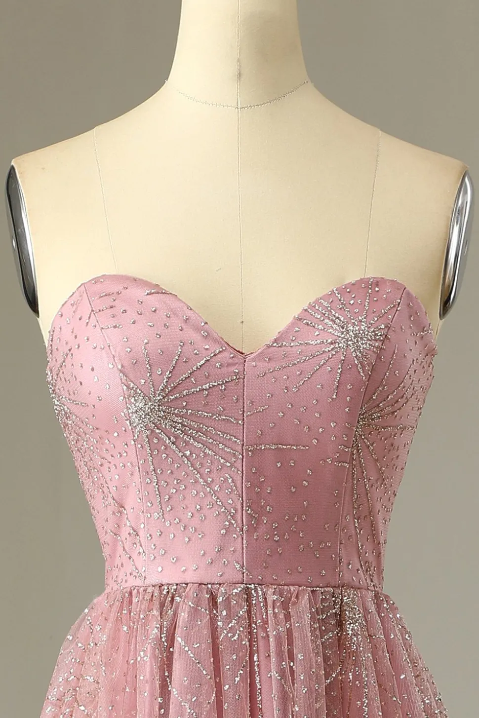 Um vestido de baile de blush de linha com Criss Cross Back