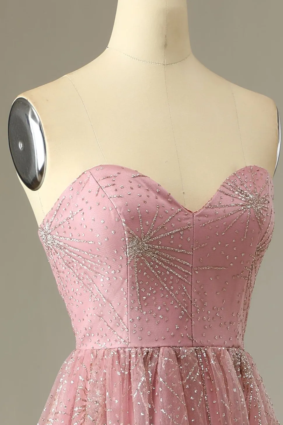 Um vestido de baile de blush de linha com Criss Cross Back