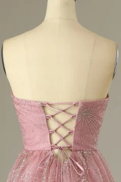 Um vestido de baile de blush de linha com Criss Cross Back