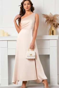 Um vestido de baile de cetim de ombro com fenda
