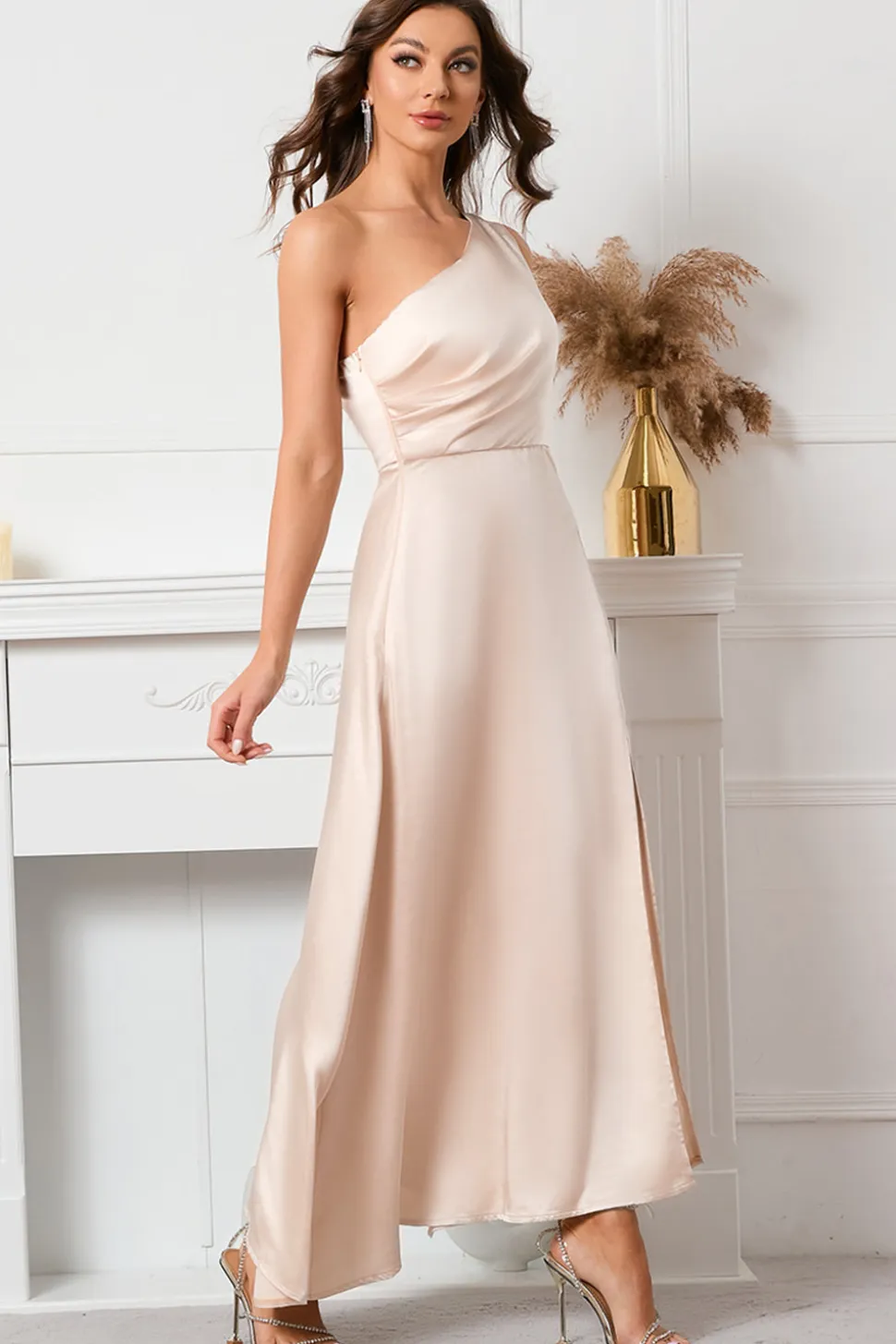 Um vestido de baile de cetim de ombro com fenda