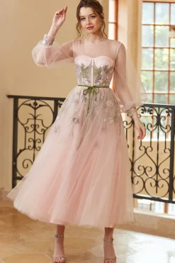 Um vestido de baile de chá de luz de joia de linha nu com mangas compridas
