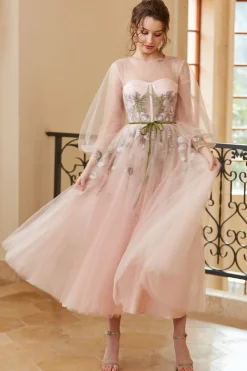 Um vestido de baile de chá de luz de joia de linha nu com mangas compridas