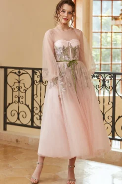 Um vestido de baile de chá de luz de joia de linha nu com mangas compridas