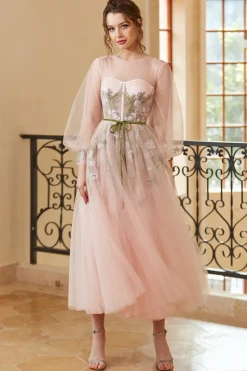 Um vestido de baile de chá de luz de joia de linha nu com mangas compridas