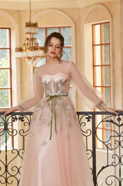 Um vestido de baile de chá de luz de joia de linha nu com mangas compridas