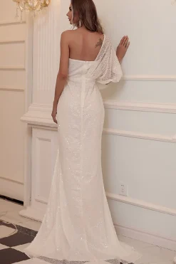Um vestido de baile de lantejoulas de ombro
