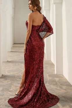 Um vestido de baile de lantejoulas de ombro