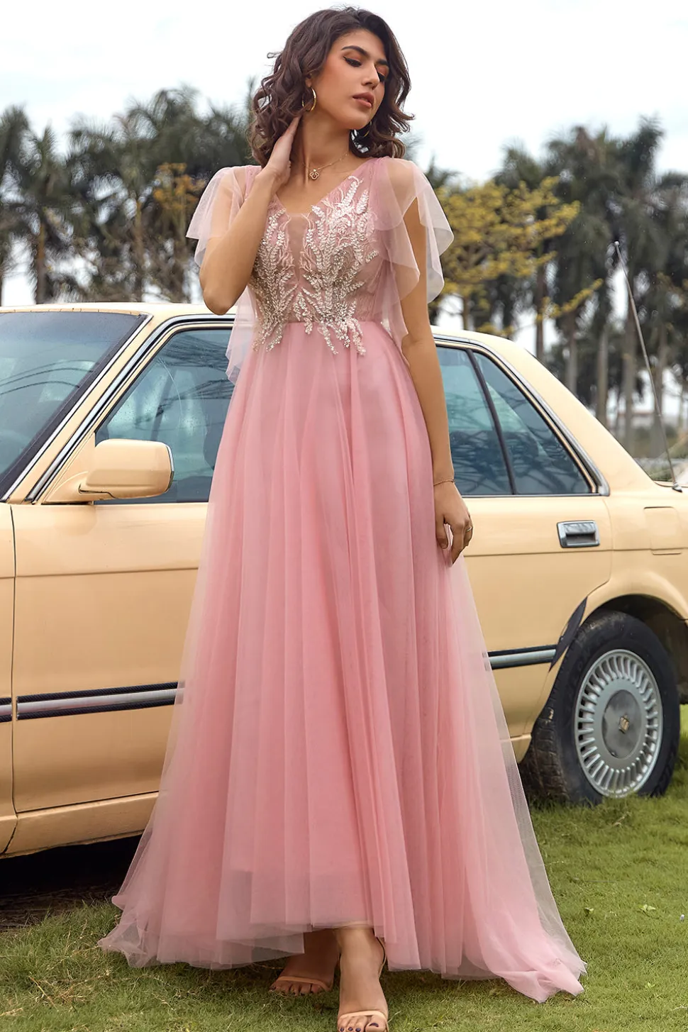 Um vestido de baile de pescoço de pescoço v com apliques