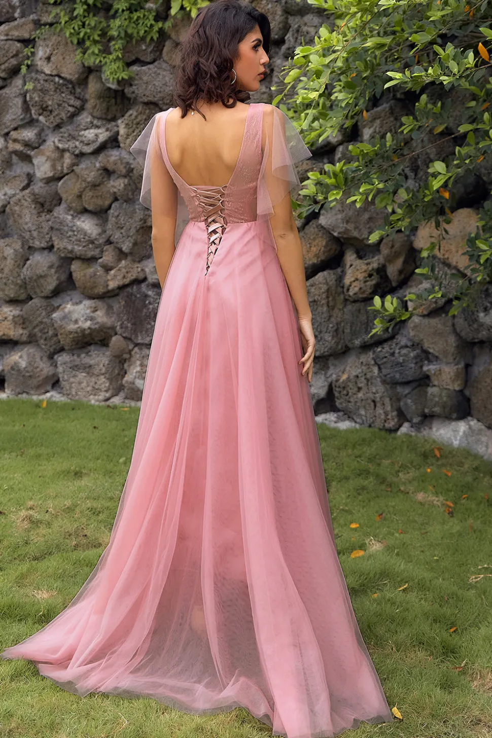 Um vestido de baile de pescoço de pescoço v com apliques