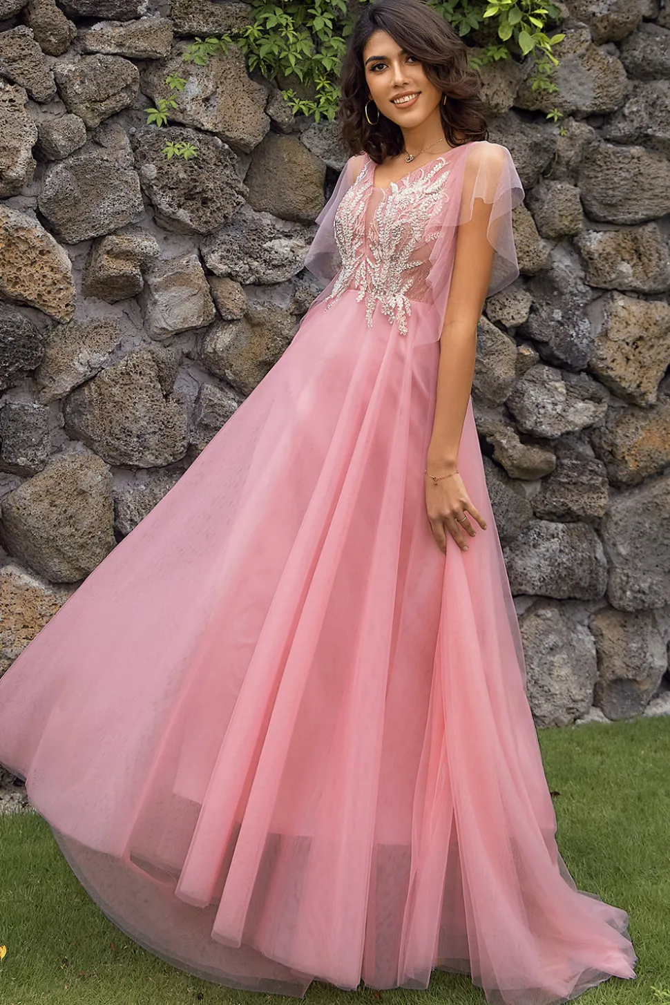 Um vestido de baile de pescoço de pescoço v com apliques