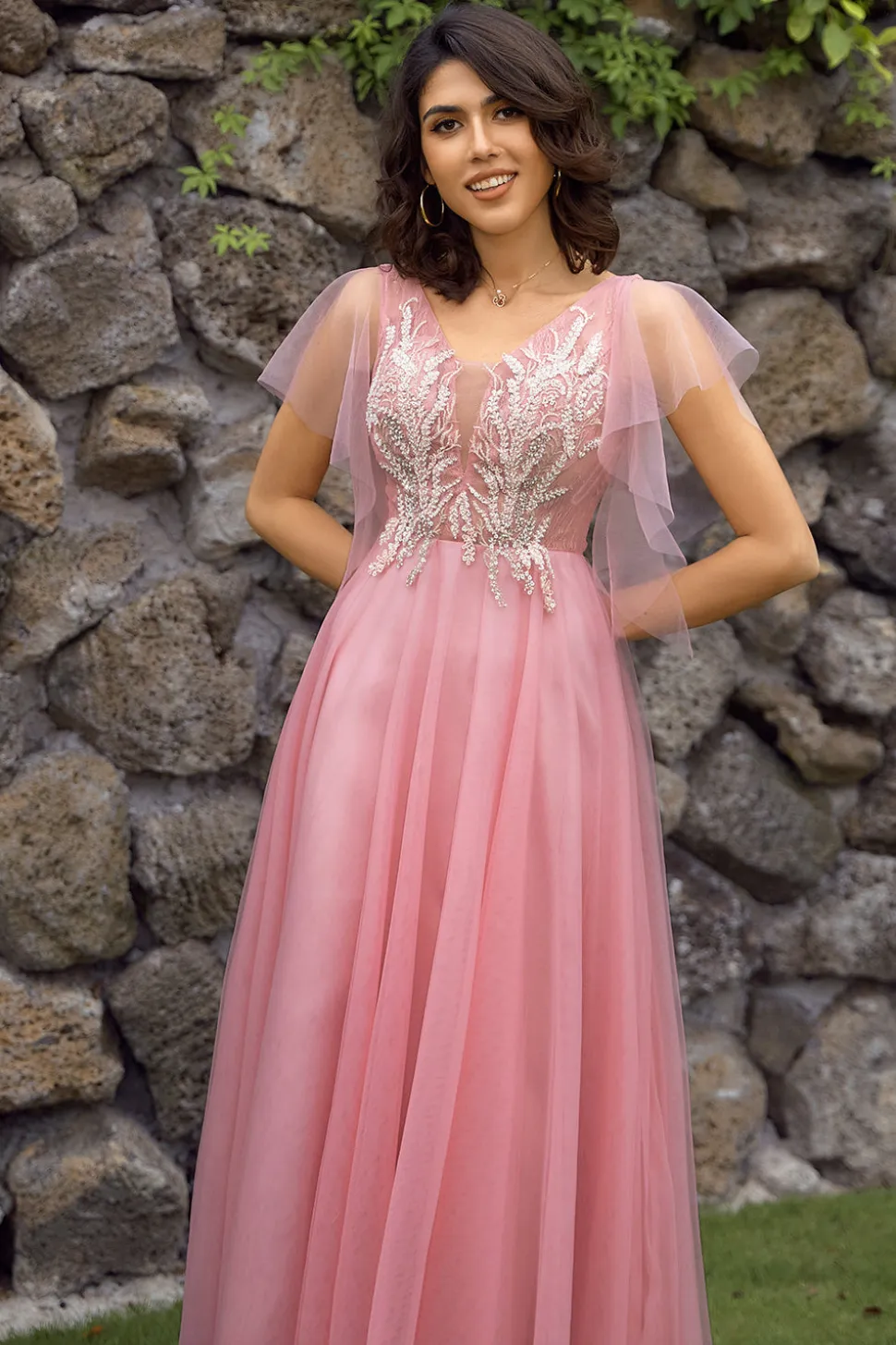 Um vestido de baile de pescoço de pescoço v com apliques