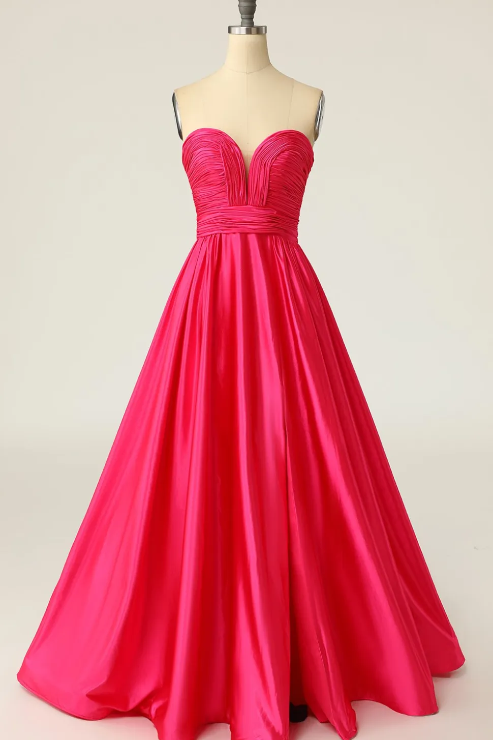 Um vestido de baile longo de fuchsia de linha com ruched