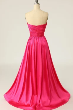 Um vestido de baile longo de fuchsia de linha com ruched