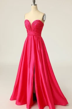 Um vestido de baile longo de fuchsia de linha com ruched