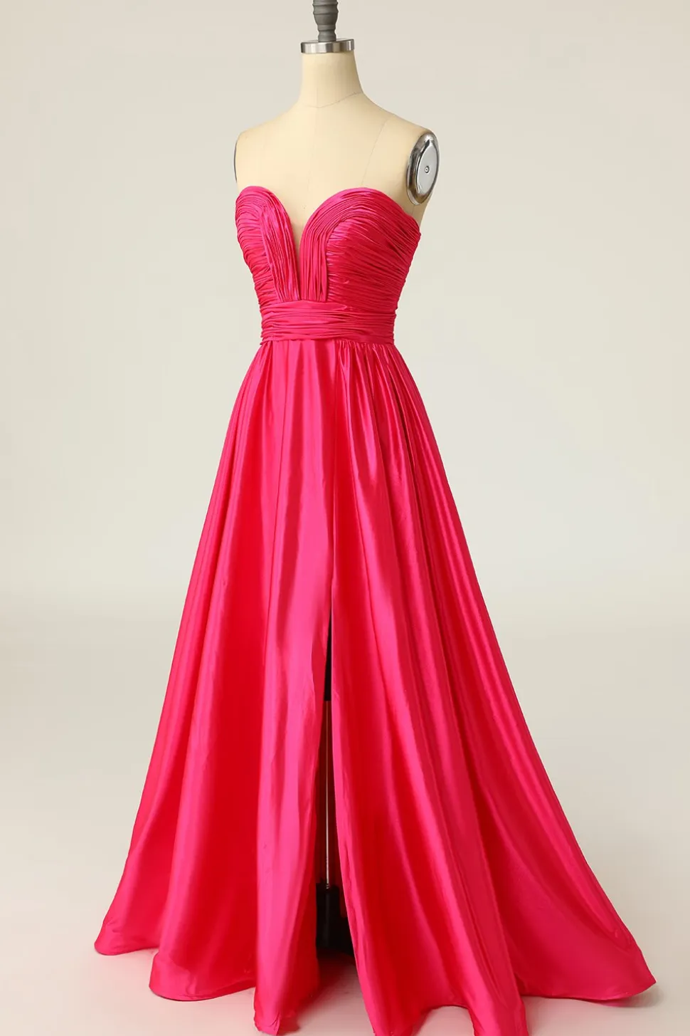 Um vestido de baile longo de fuchsia de linha com ruched