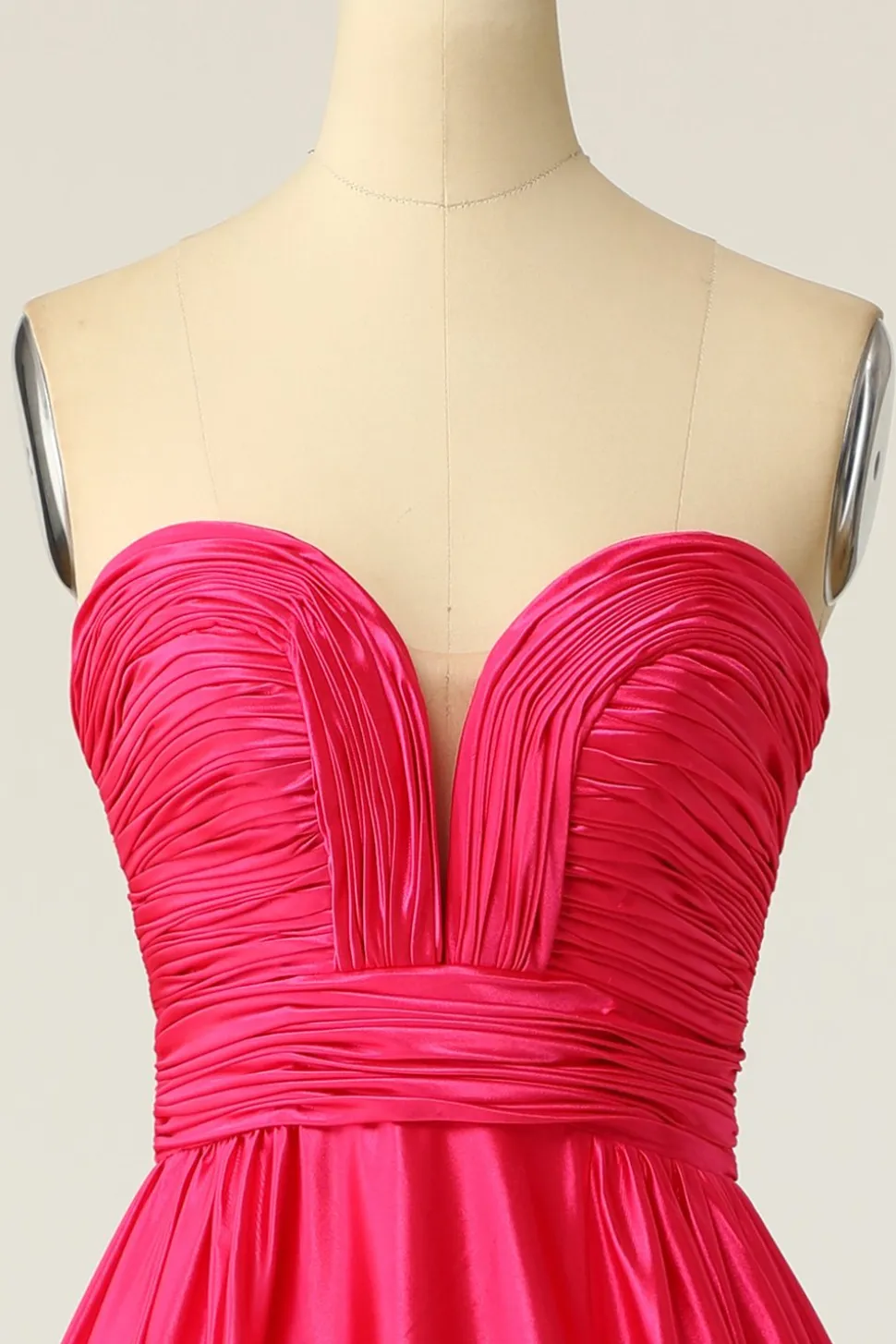Um vestido de baile longo de fuchsia de linha com ruched