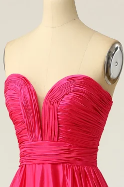 Um vestido de baile longo de fuchsia de linha com ruched