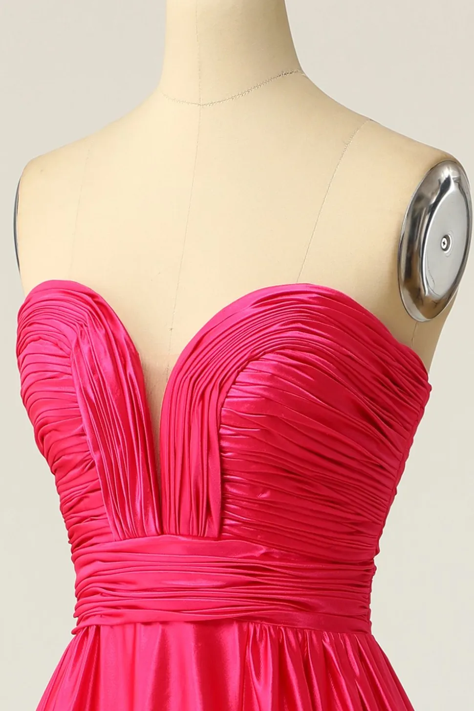 Um vestido de baile longo de fuchsia de linha com ruched