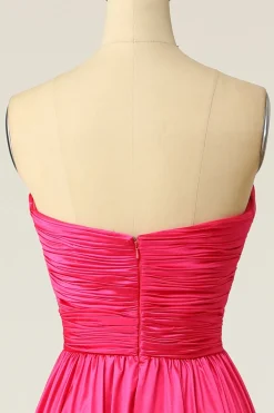 Um vestido de baile longo de fuchsia de linha com ruched