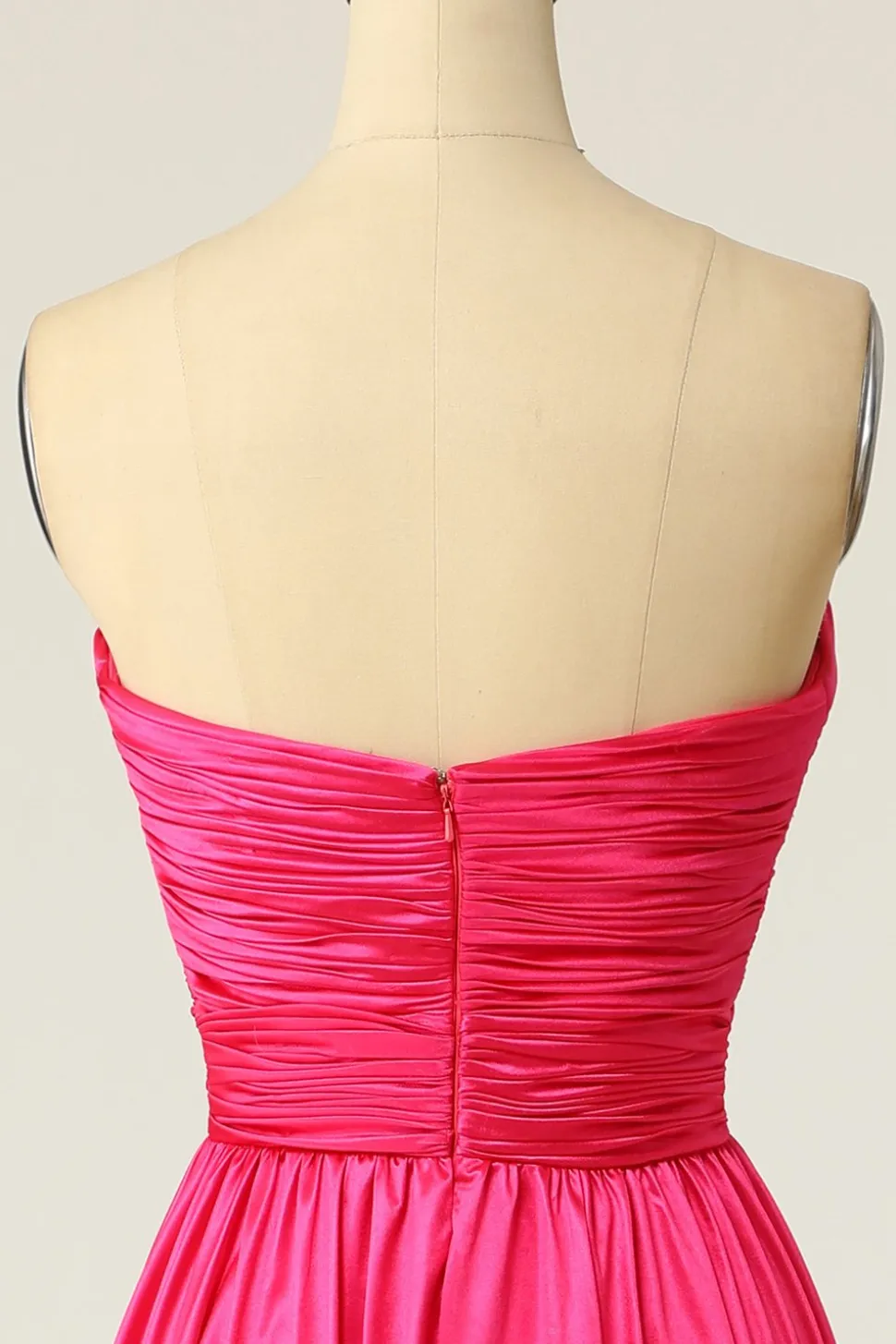 Um vestido de baile longo de fuchsia de linha com ruched