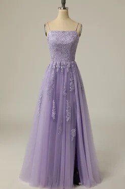 Um vestido de baile longo roxo sem alças sem alças com apliques