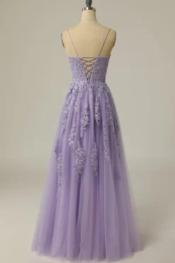 Um vestido de baile longo roxo sem alças sem alças com apliques