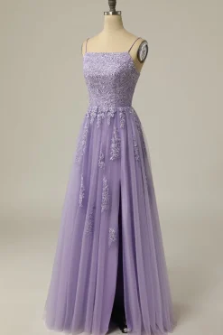 Um vestido de baile longo roxo sem alças sem alças com apliques