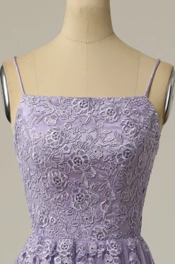 Um vestido de baile longo roxo sem alças sem alças com apliques