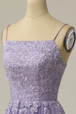 Um vestido de baile longo roxo sem alças sem alças com apliques