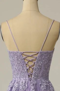 Um vestido de baile longo roxo sem alças sem alças com apliques