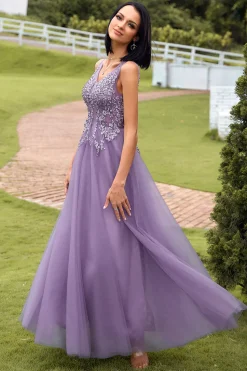 Um vestido de baile longo roxo de pescoço v linha com apliques