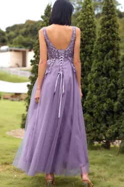 Um vestido de baile longo roxo de pescoço v linha com apliques