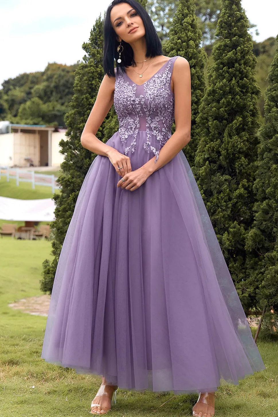Um vestido de baile longo roxo de pescoço v linha com apliques