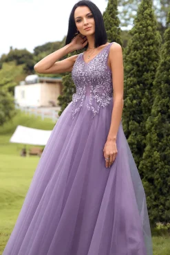 Um vestido de baile longo roxo de pescoço v linha com apliques