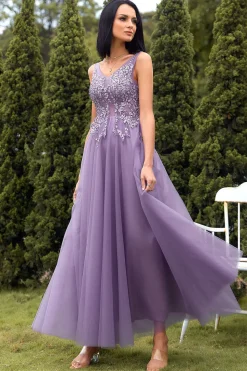 Um vestido de baile longo roxo de pescoço v linha com apliques