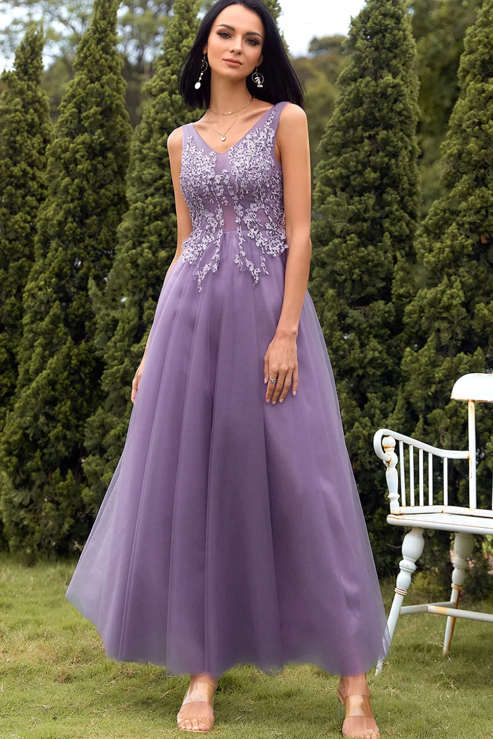 Um vestido de baile longo roxo de pescoço v linha com apliques