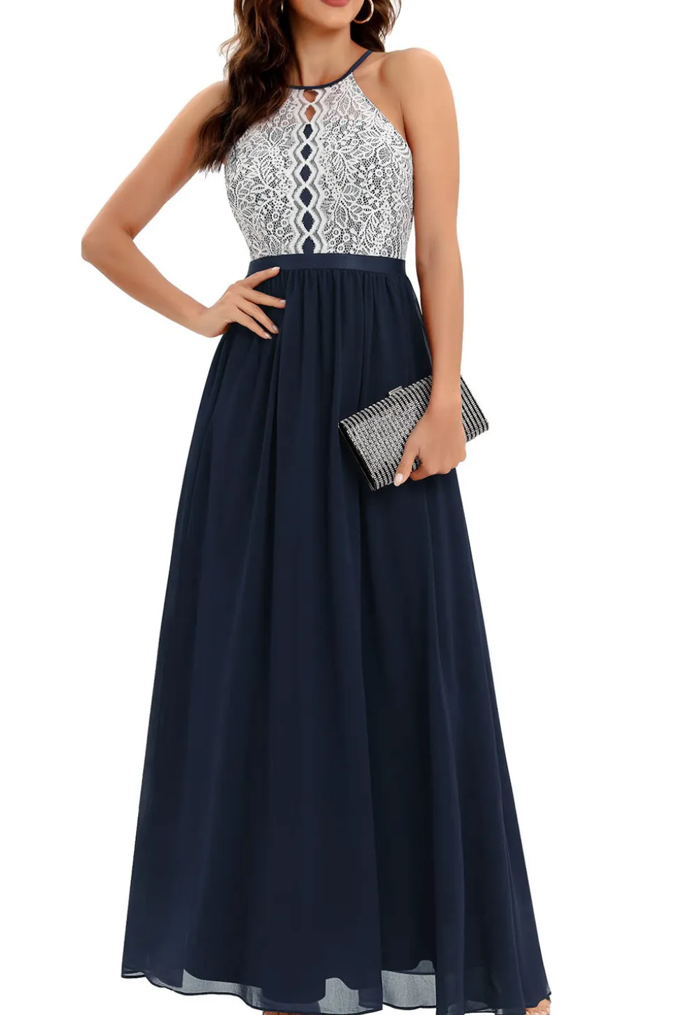 Um vestido de baile longo da marinha line halter com renda