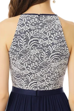 Um vestido de baile longo da marinha line halter com renda