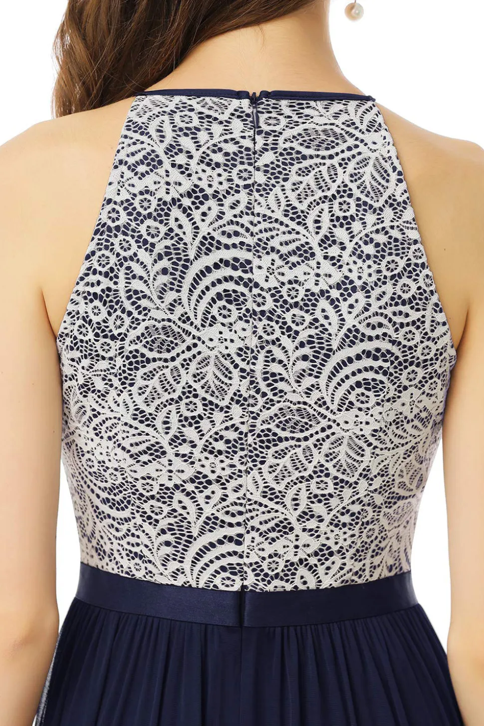 Um vestido de baile longo da marinha line halter com renda