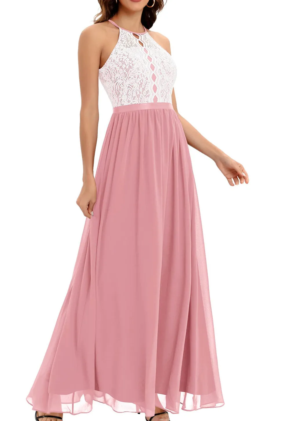Um vestido de baile longo da marinha line halter com renda