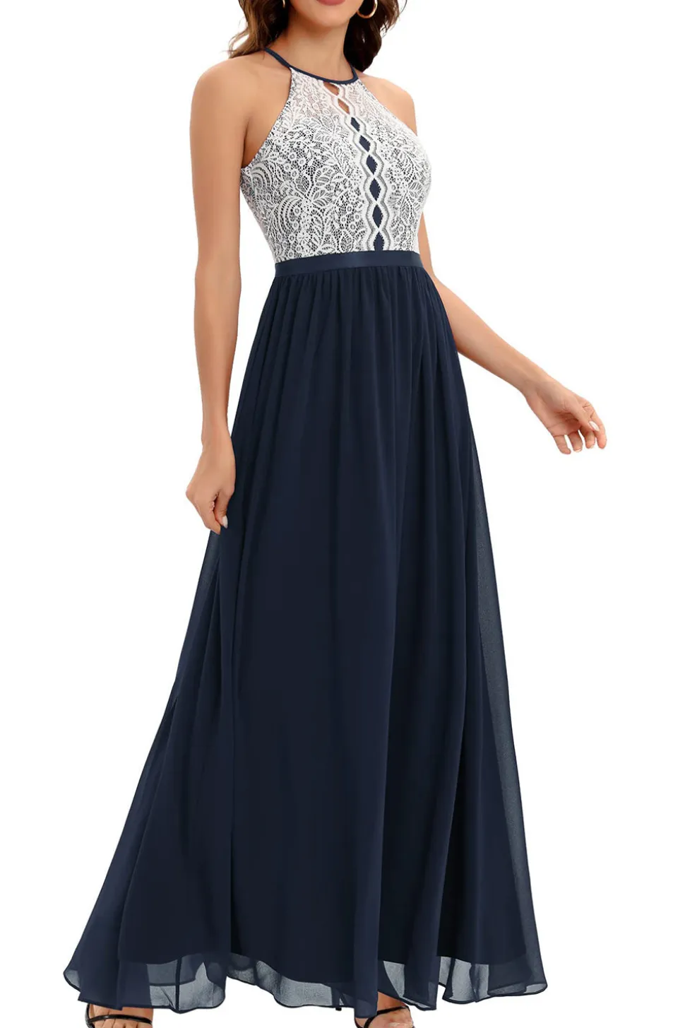Um vestido de baile longo da marinha line halter com renda