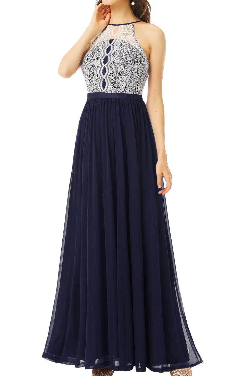 Um vestido de baile longo da marinha line halter com renda