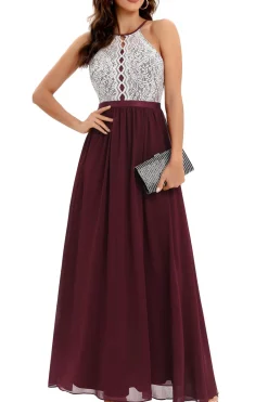 Um vestido de baile longo da marinha line halter com renda