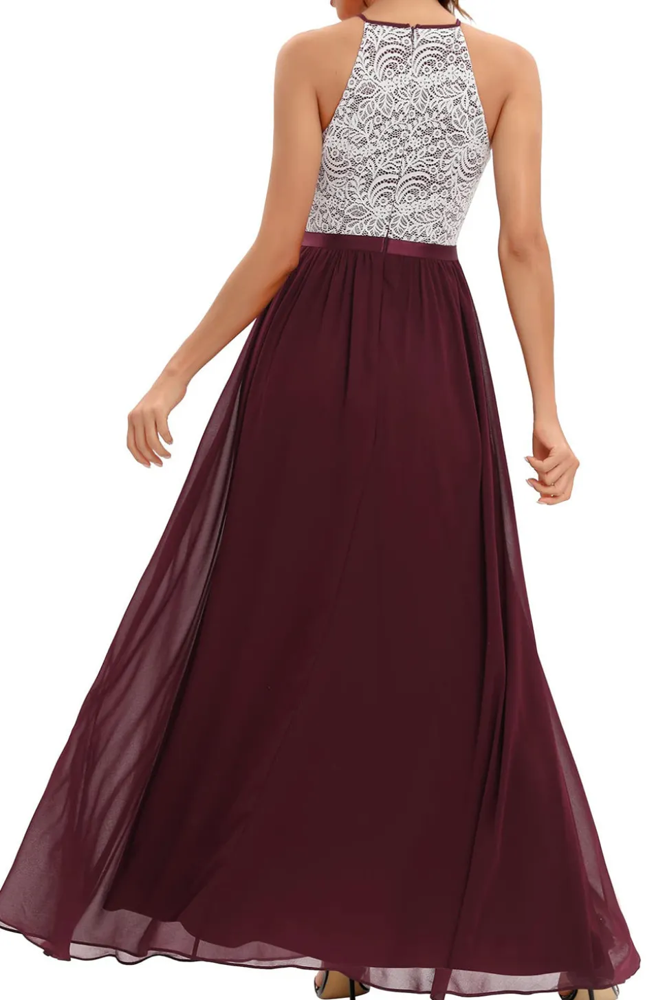 Um vestido de baile longo da marinha line halter com renda