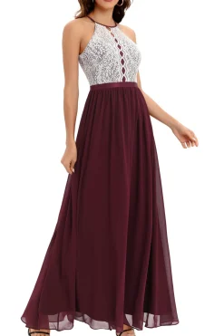 Um vestido de baile longo da marinha line halter com renda