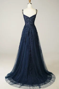 Um vestido de baile spaghetti de linha com apliques